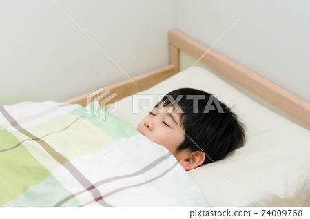 男孩在臥室的床上睡覺 74009768