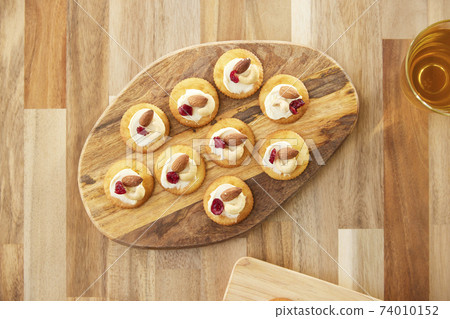 Nut canapes Nut canapes 74010152