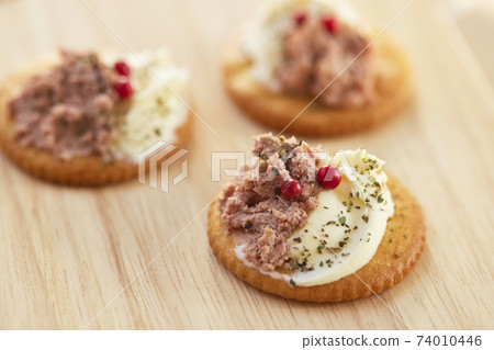 Putty canapes Putty canapes 74010446