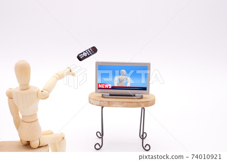 A drawing doll that throws a remote control at the TV 74010921