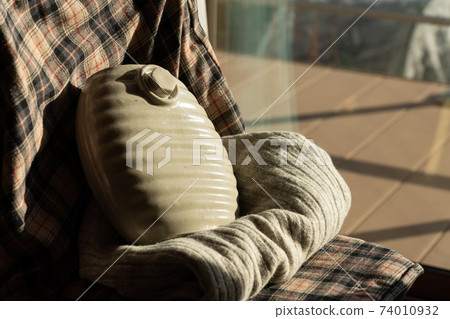 靠窗的冬天的熱水袋加熱 靠窗的冬天的熱水袋加熱 74010932