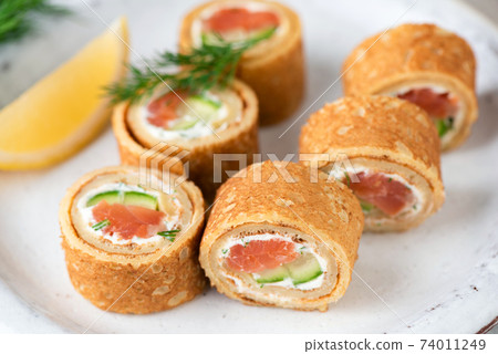 Salmon and cream cheese crepe rolls 74011249