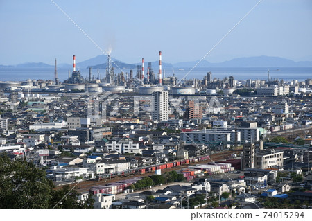 從緒方市道看，廣島縣大竹市大竹市，JR三洋線以及山口縣和氣町的大型煉油廠 74015294