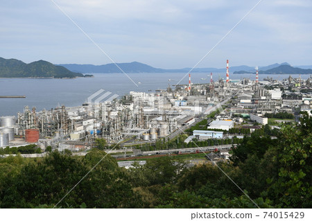 從廣島縣大竹市緒方市道看，以三菱化學為中心的工廠和JR三洋線的火車。 74015429