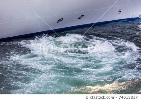 Bow thruster water flow during offshore maneuvering Bow thruster water flow during offshore maneuvering 74015817