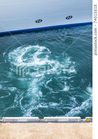 Bow thruster water flow during offshore maneuvering Bow thruster water flow during offshore maneuvering 74015818