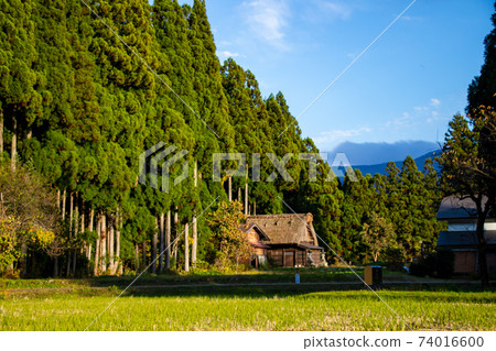 Old-fashioned countryside scenery that seems to appear in popular anime Gokayama, Toyama Prefecture Old-fashioned countryside scenery that seems to appear in popular anime Gokayama, Toyama Prefecture 74016600