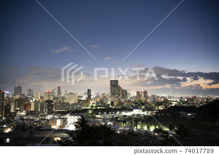 從黎明前的青葉城遺址看的仙台市夜景，宮城縣冬季仙台市 74017789