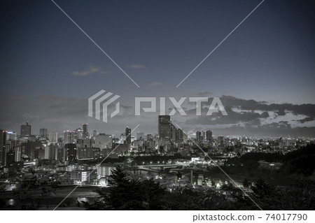 從黎明前的青葉城遺址看的仙台市夜景，宮城縣冬季仙台市 74017790