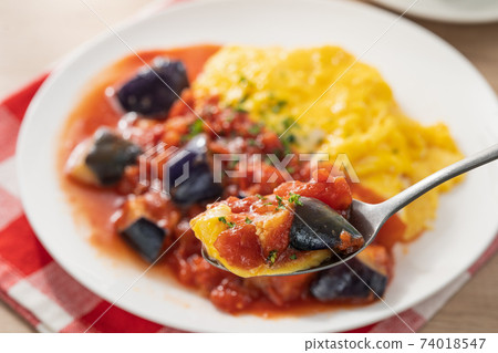 Omelette rice  74018547