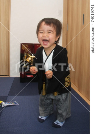 5月5日節日時，一個2歲男孩在頭盔裝飾前大笑 74019741