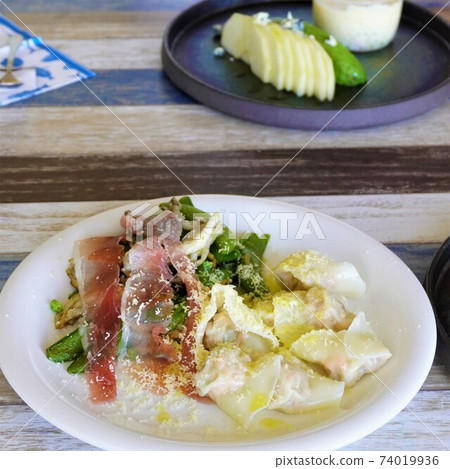 “餛飩沙拉” “餛飩沙拉” 74019936