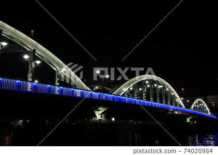 上馬ab橋在照亮的S田川上 74020984