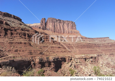 在猶他州摩押的洛磯山脈的壯麗景色 74021022