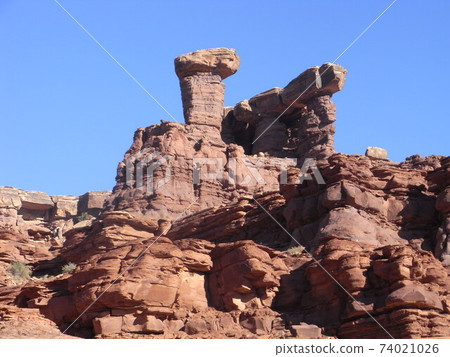 在猶他州摩押的洛磯山脈的壯麗景色 74021026