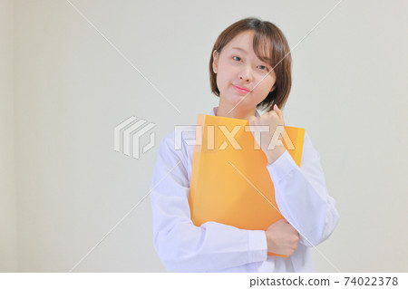 護士拿著橙色的文件 74022378