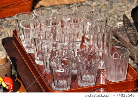 "Antique market (glass)" "Antique market (glass)" 74022546
