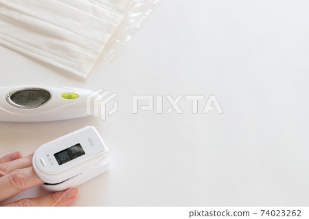 Pulse oximeter thermometer non-woven mask 74023262