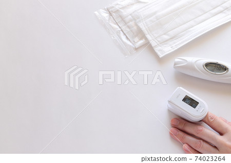 Pulse oximeter thermometer non-woven mask 74023264