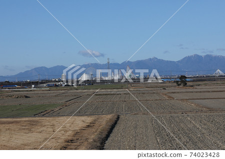 從尾張平原上看的鈴鹿山,鎌倉岳和五座莊的山脈 從尾張平原上看的鈴鹿山,鎌倉岳和五座莊的山脈 74023428