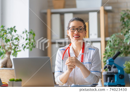 Doctor is working 74023430