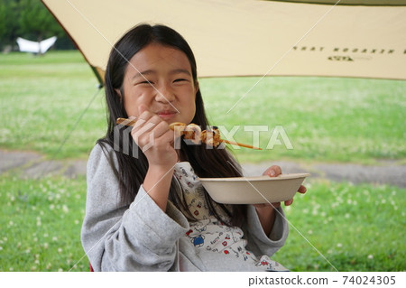 女孩吃燒烤微笑美味 74024305