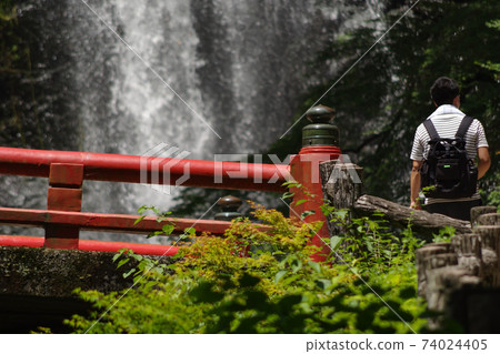 Meiji no Mori Minoh National Monument ・ Scenery of Minoh Falls with a vermilion bridge 74024405