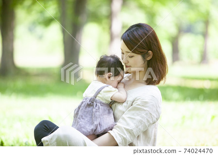 使用在一個新鮮的綠色公園的家庭 74024470