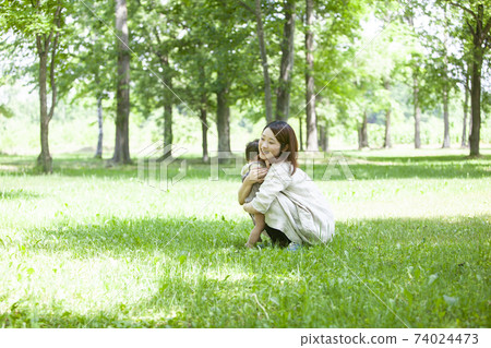 A family playing in a fresh green park 74024473
