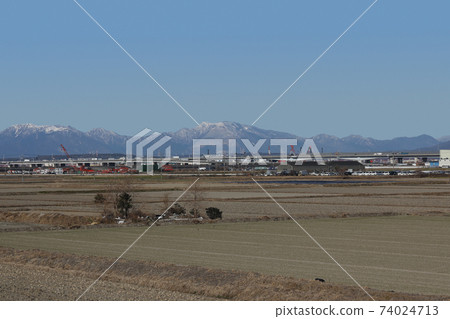Suzuka Mountains, Ryugadake, Fujiwaratake, Ryozenyama, Karasuhatake seen from the Owari Plain Suzuka Mountains, Ryugadake, Fujiwaratake, Ryozenyama, Karasuhatake seen from the Owari Plain 74024713