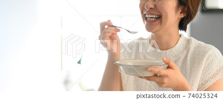 二十多歲的女性生活方式 74025324