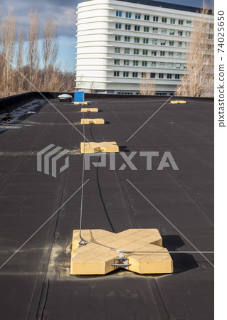 safety cable on the roof 74025650