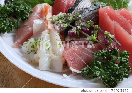 生魚片拼盤 74025912