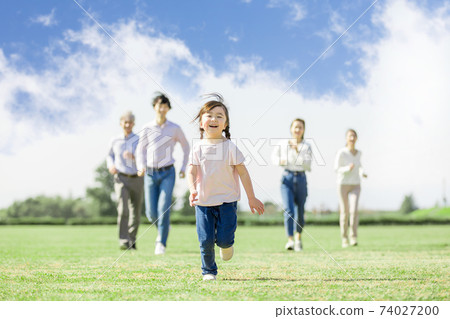 Three generations family image 74027200