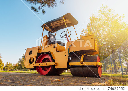 Yellow old road roller 74029662