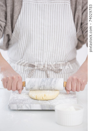 Making cookies Making cookies 74029783