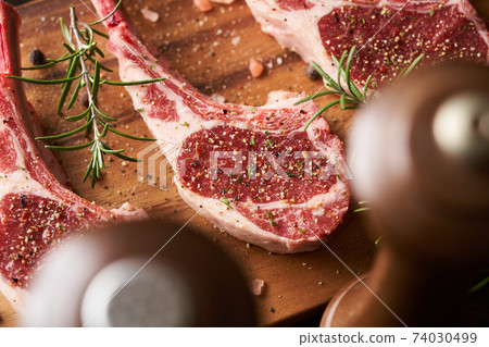 Seasoned lamb chops 74030499