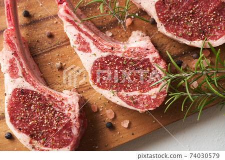 Seasoned lamb chops 74030579
