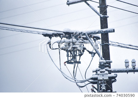 [Winter] Utility poles with snow 74030590