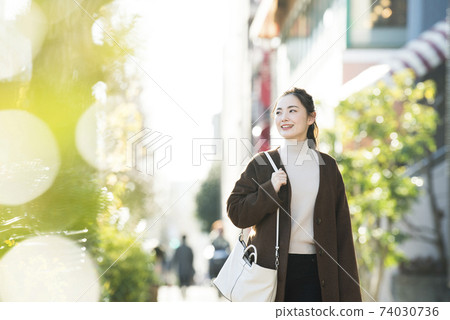 走在城市的一位小姐 74030736