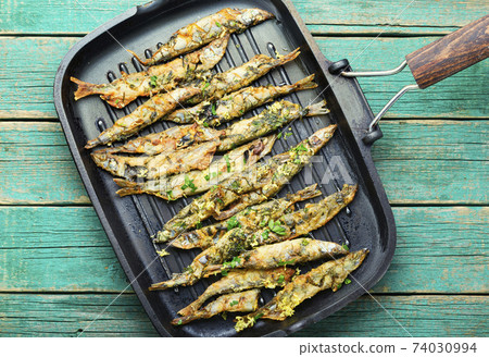 fried fish in frying pan 17221579 PNG