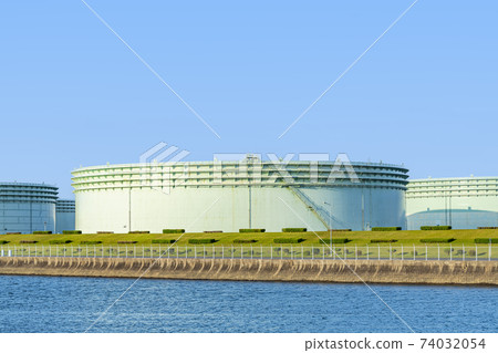 Large oil tank at an oil storage base 74032054