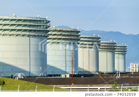 儲油基地的大油箱 74032059