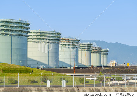 儲油基地的大油箱 74032060