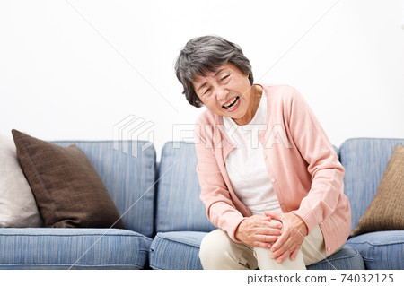 Senior woman joint pain 74032125