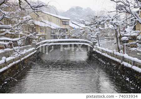 Kinosaki Onsen snow scene Kinosaki Onsen snow scene 74033934
