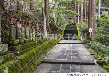 Anrakuji (Ueda City) The approach to the national treasure octagonal triple tower 74034397