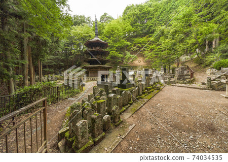Anrakuji (Ueda City) National Treasure Octagonal Triple Pagoda 74034535