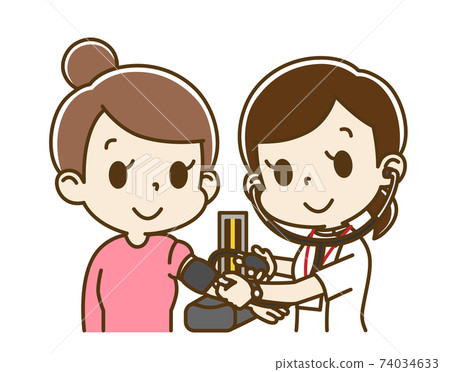 年輕女子從一名女護士接受血壓測量 74034633