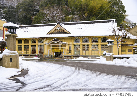 Kinosaki Onsen snow scene Kinosaki Onsen snow scene 74037493